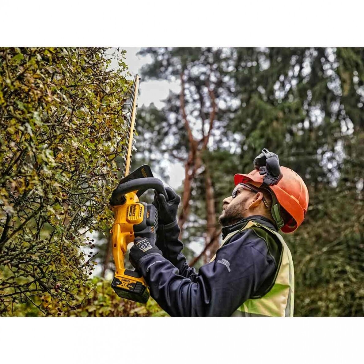 Akumuliatorinės gyvatvorių žirklės DeWalt DCMHT563N-XJ, 18 V, 55 cm (be akum. ir krov.) 2 Akumuliatorinės gyvatvorių žirklės DeWalt DCMHT563N-XJ, 18 V, 55 cm (be akum. ir krov.) 2