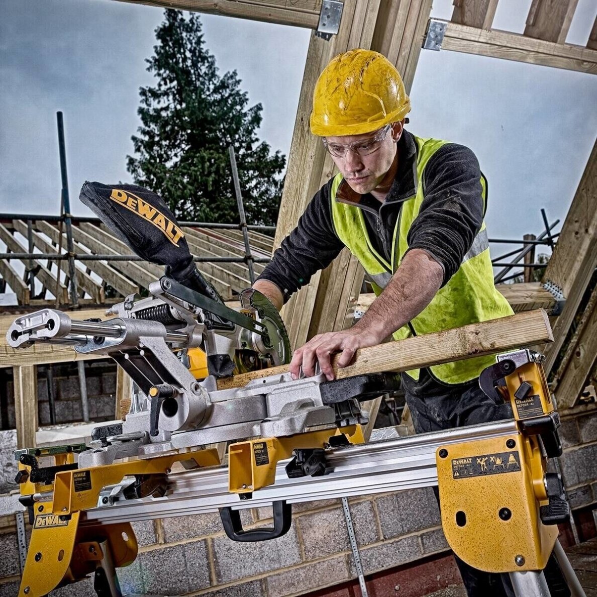 Akumuliatorinės skersinio pjovimo staklės DeWalt DCS365N-XJ, 18V (be akum. ir krov.) 2 Akumuliatorinės skersinio pjovimo staklės DeWalt DCS365N-XJ, 18V (be akum. ir krov.) 2