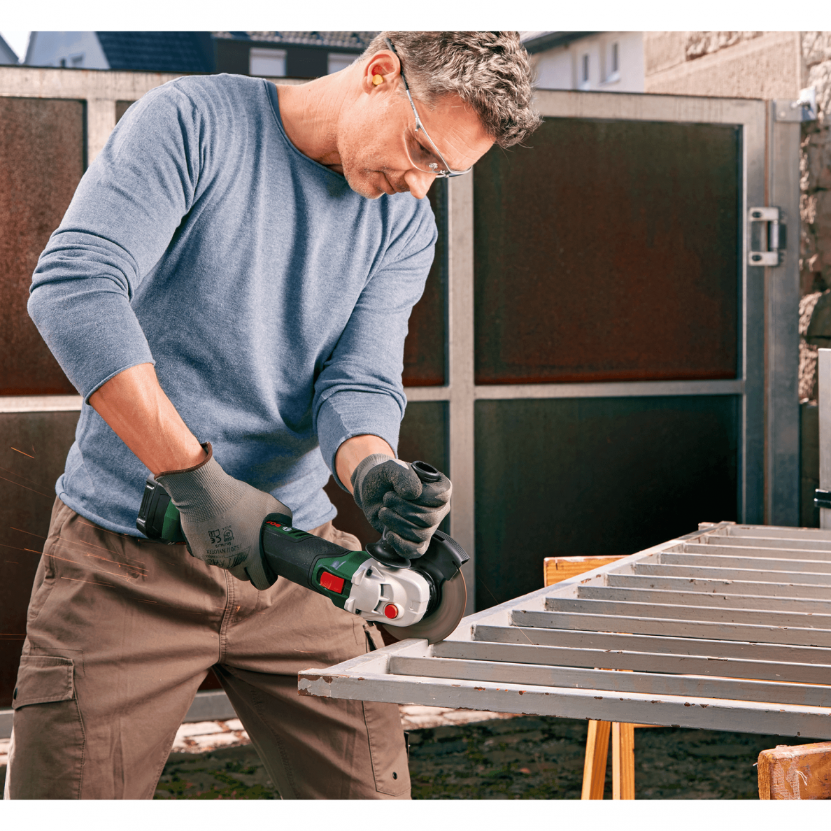 Akumuliatorinis kampinis šlifuoklis Bosch Universal Grind18V-75, 18 V, (be akum. ir krov.) 1 Akumuliatorinis kampinis šlifuoklis Bosch Universal Grind18V-75, 18 V, (be akum. ir krov.) 1