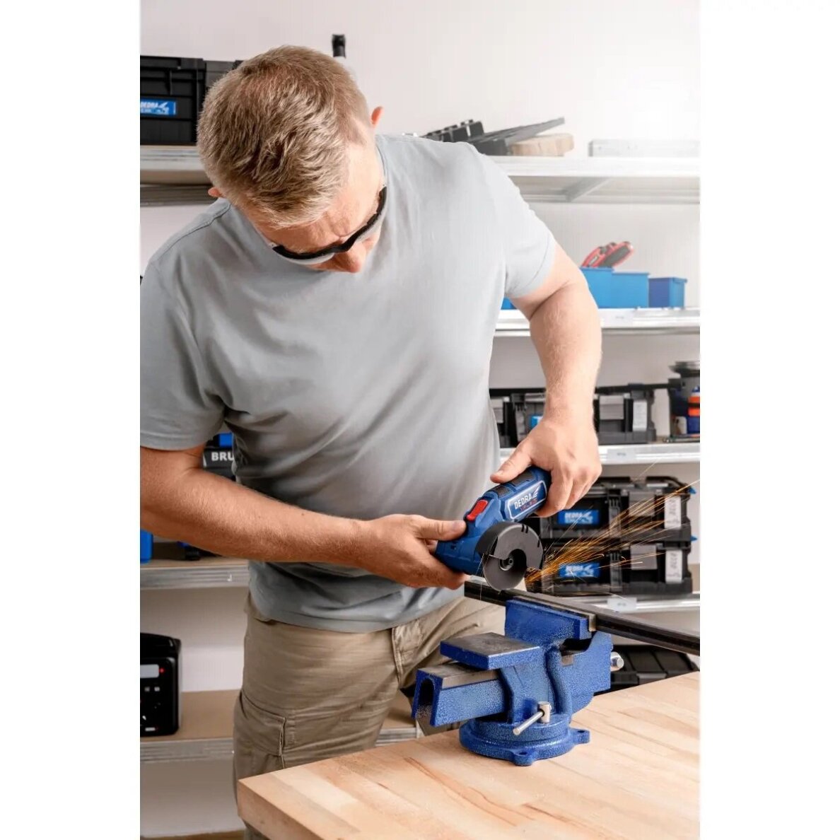 Akumuliatorinis kampinis šlifuoklis DEDRA DED7339, 12V, 76mm, Maus12 2 Akumuliatorinis kampinis šlifuoklis DEDRA DED7339, 12V, 76mm, Maus12 2