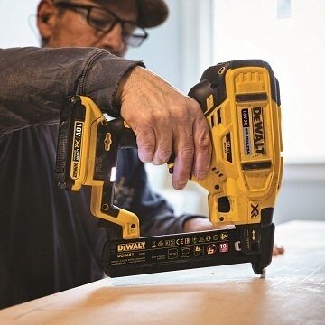 Akumuliatorinis kabių pistoletas DeWalt DCN681D2-QW, 18V, 2x2.0Ah 1 Akumuliatorinis kabių pistoletas DeWalt DCN681D2-QW, 18V, 2x2.0Ah 1