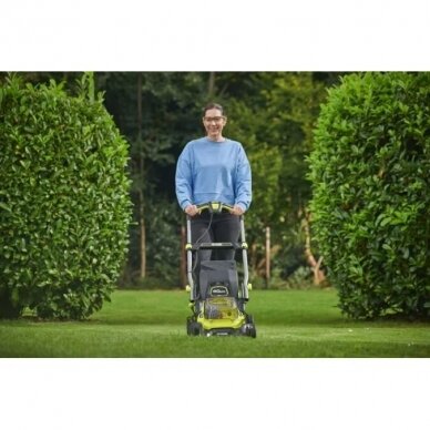Akumuliatorinė vejapjovė Ryobi RY18LMX40C-0, 18 V, 40 cm 1 Akumuliatorinė vejapjovė Ryobi RY18LMX40C-0, 18 V, 40 cm 1