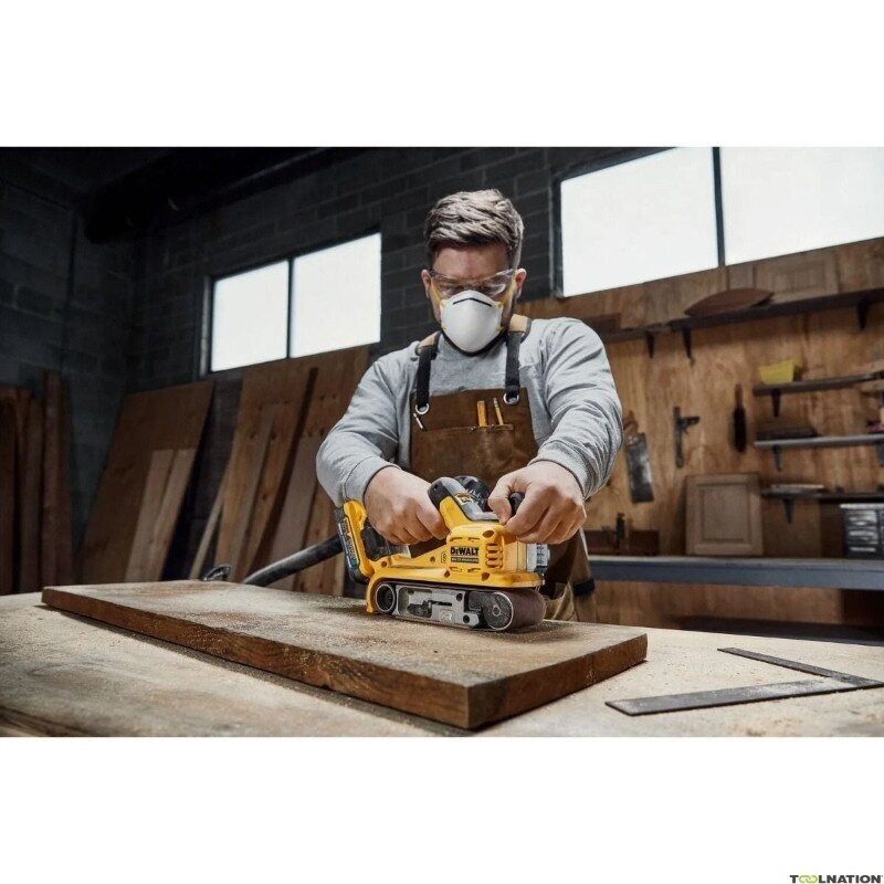 Akumuliatorinis juostinis šlifuoklis DeWalt DCW220P2-QW, 18V, 2x5Ah, 75x533mm, TSTAK 2 Akumuliatorinis juostinis šlifuoklis DeWalt DCW220P2-QW, 18V, 2x5Ah, 75x533mm, TSTAK 2