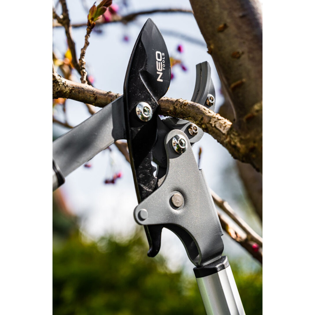 Antkaklinės genėjimo žirklės 765 mm, diapazonas iki 40 mm, pavara, didinanti spaudimo jėgą 60 %. 2