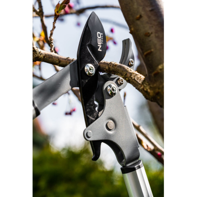 Antkaklinės genėjimo žirklės 765 mm, diapazonas iki 40 mm, pavara, didinanti spaudimo jėgą 60 %. 2 Antkaklinės genėjimo žirklės 765 mm, diapazonas iki 40 mm, pavara, didinanti spaudimo jėgą 60 %. 2