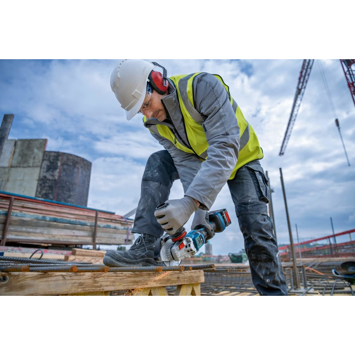 Akum. kampinis šlifuoklis Bosch GWS 18V-15 PSC, 18V, 2x8.0Ah, 06019H6B01 2