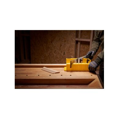 Dėžutė kampams su pjūklu Dėžutė kampams su pjūklu