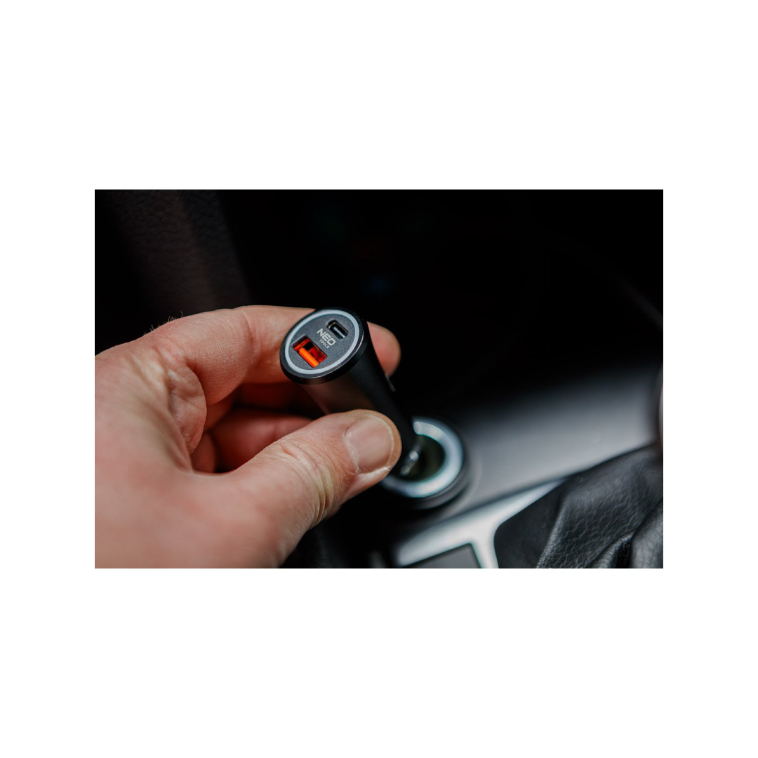 Dviejų prievadų automobilinis įkroviklis 1