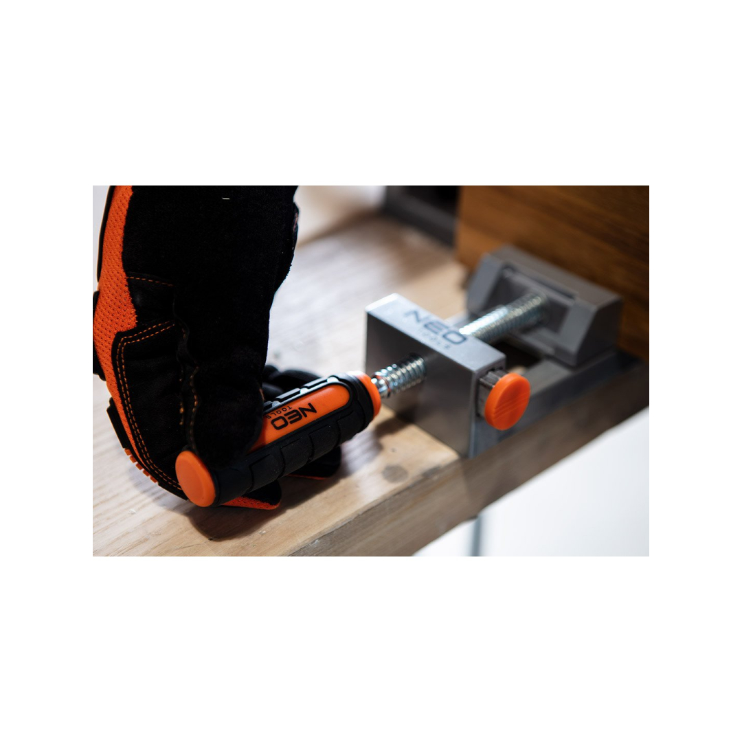 Dvigubas kampinis spaustukas 5