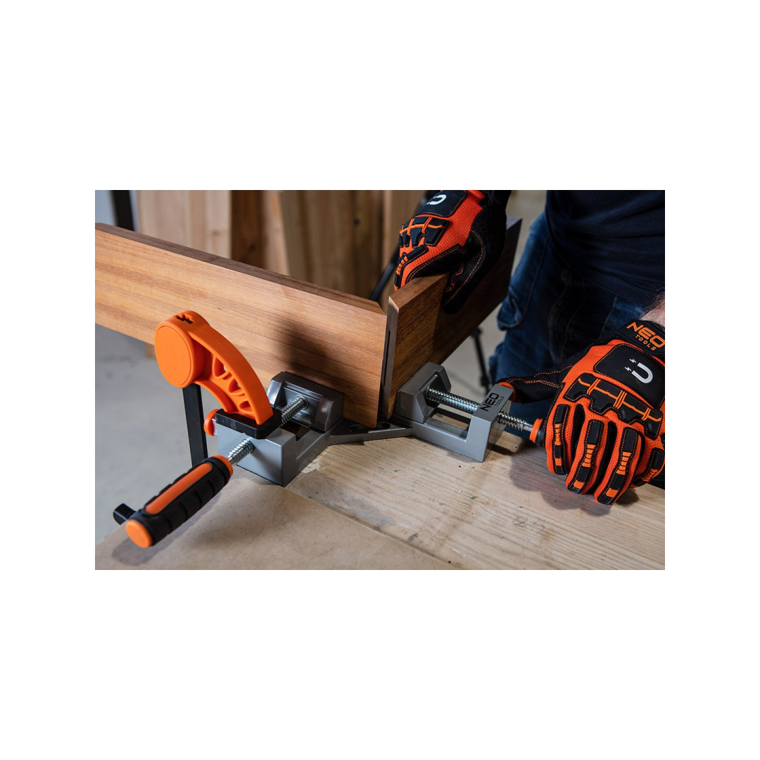 Dvigubas kampinis spaustukas 6