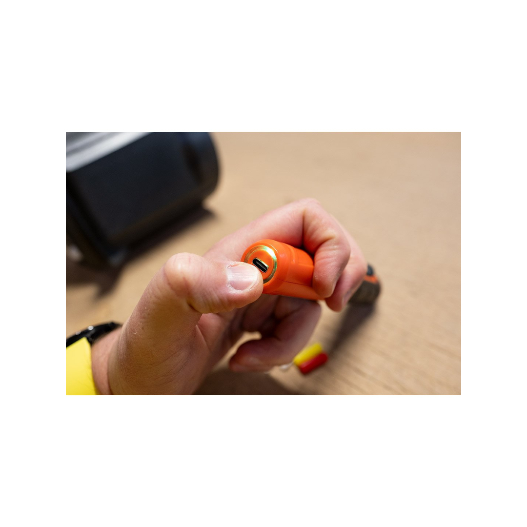 Karštų klijų rašiklis NEO 17-085 2