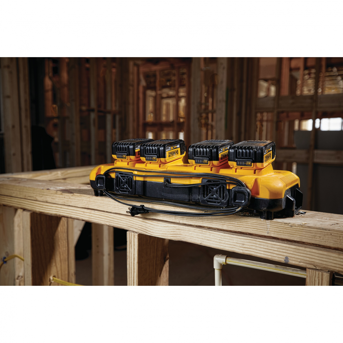 Keturvietis kroviklis Dewalt DCB104-QW, 12/20 V, Li-ion 1