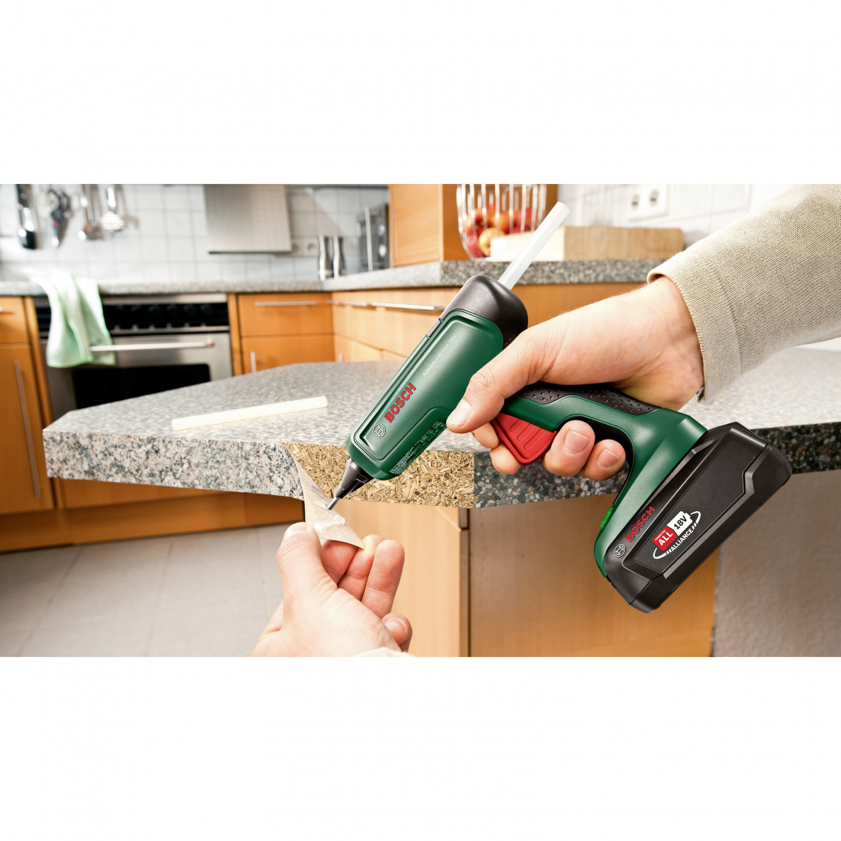 Akumuliatorinis klijų pistoletas BOSCH AdvancedGlue 18 V, (be akum. ir krov.) 2 Akumuliatorinis klijų pistoletas BOSCH AdvancedGlue 18 V, (be akum. ir krov.) 2