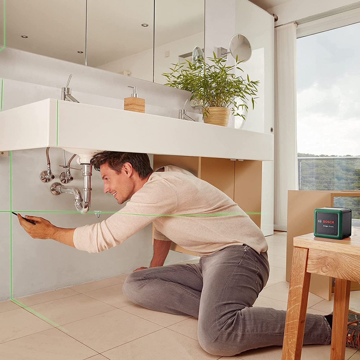 Kryžminių linijų lazeris BOSCH Quigo Green su stovu MM2 3 Kryžminių linijų lazeris BOSCH Quigo Green su stovu MM2 3