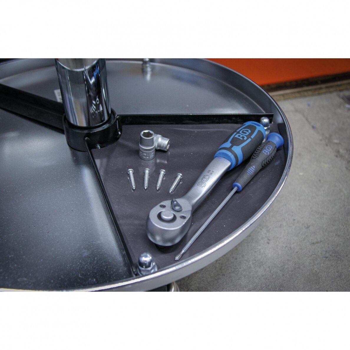 Mechaninė, pneumatinė kėdutė su 5 ratukais BGS-technic 8388, Ø 360 mm 2 Mechaninė, pneumatinė kėdutė su 5 ratukais BGS-technic 8388, Ø 360 mm 2