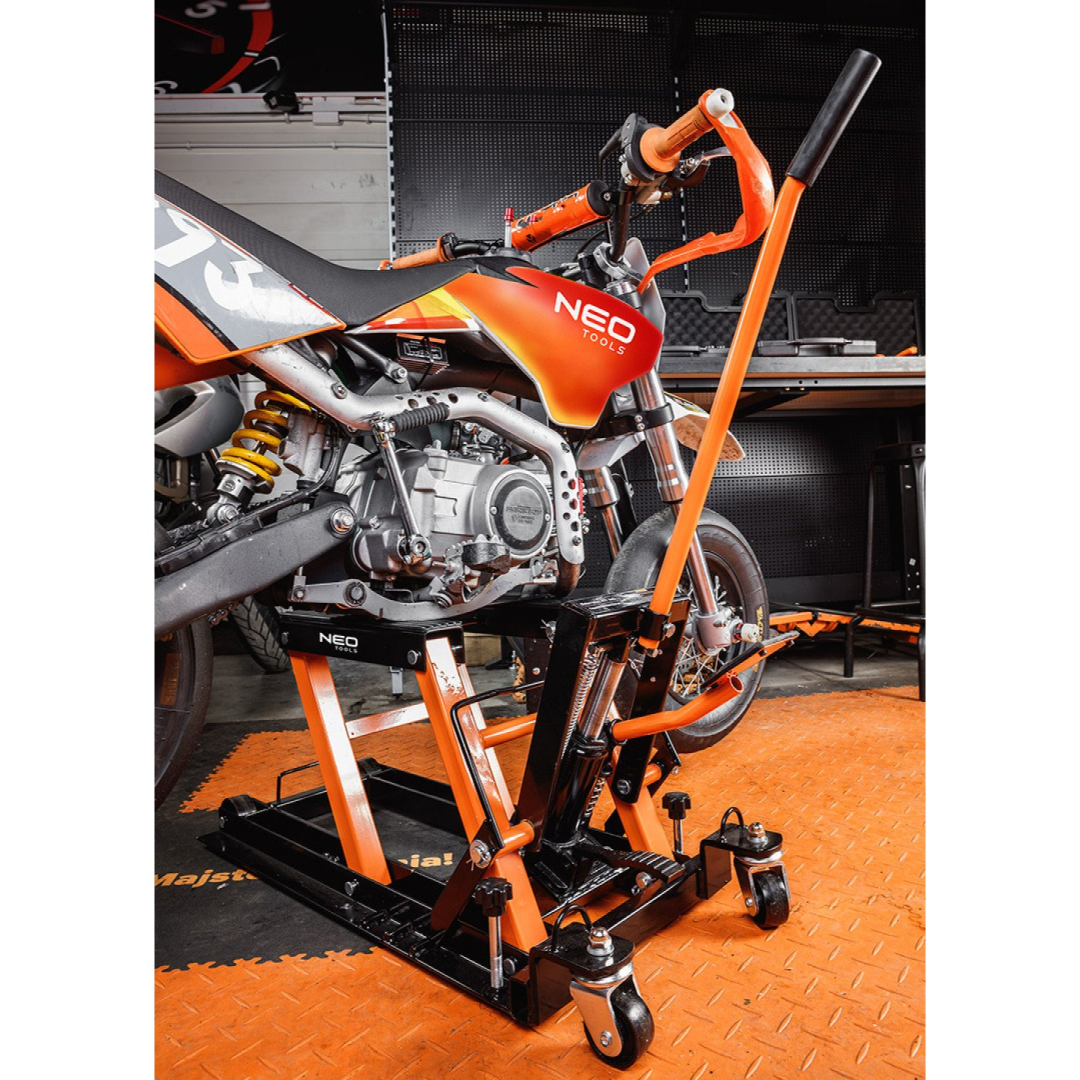 Mobilus hidraulinis keltuvas keturračiams ir motociklams. Krovumas 680 kg 4