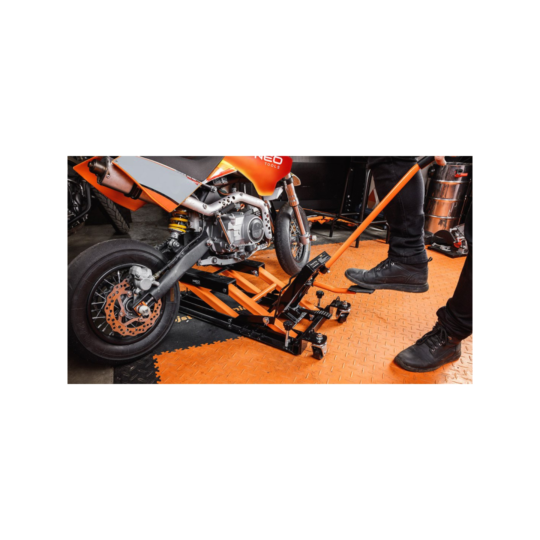 Mobilus hidraulinis keltuvas keturračiams ir motociklams. Krovumas 680 kg 5