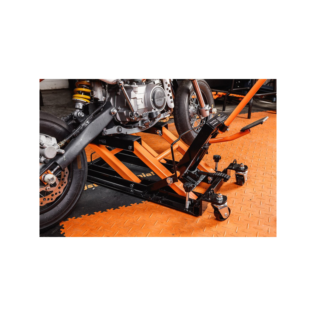 Mobilus hidraulinis keltuvas keturračiams ir motociklams. Krovumas 680 kg 6