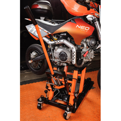 Mobilus hidraulinis keltuvas keturračiams ir motociklams. Krovumas 680 kg 1