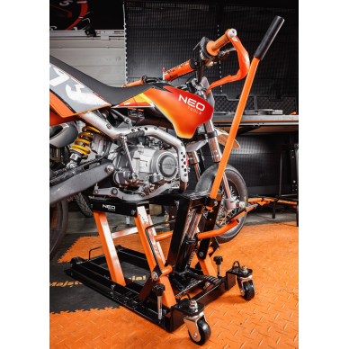Mobilus hidraulinis keltuvas keturračiams ir motociklams. Krovumas 680 kg 4