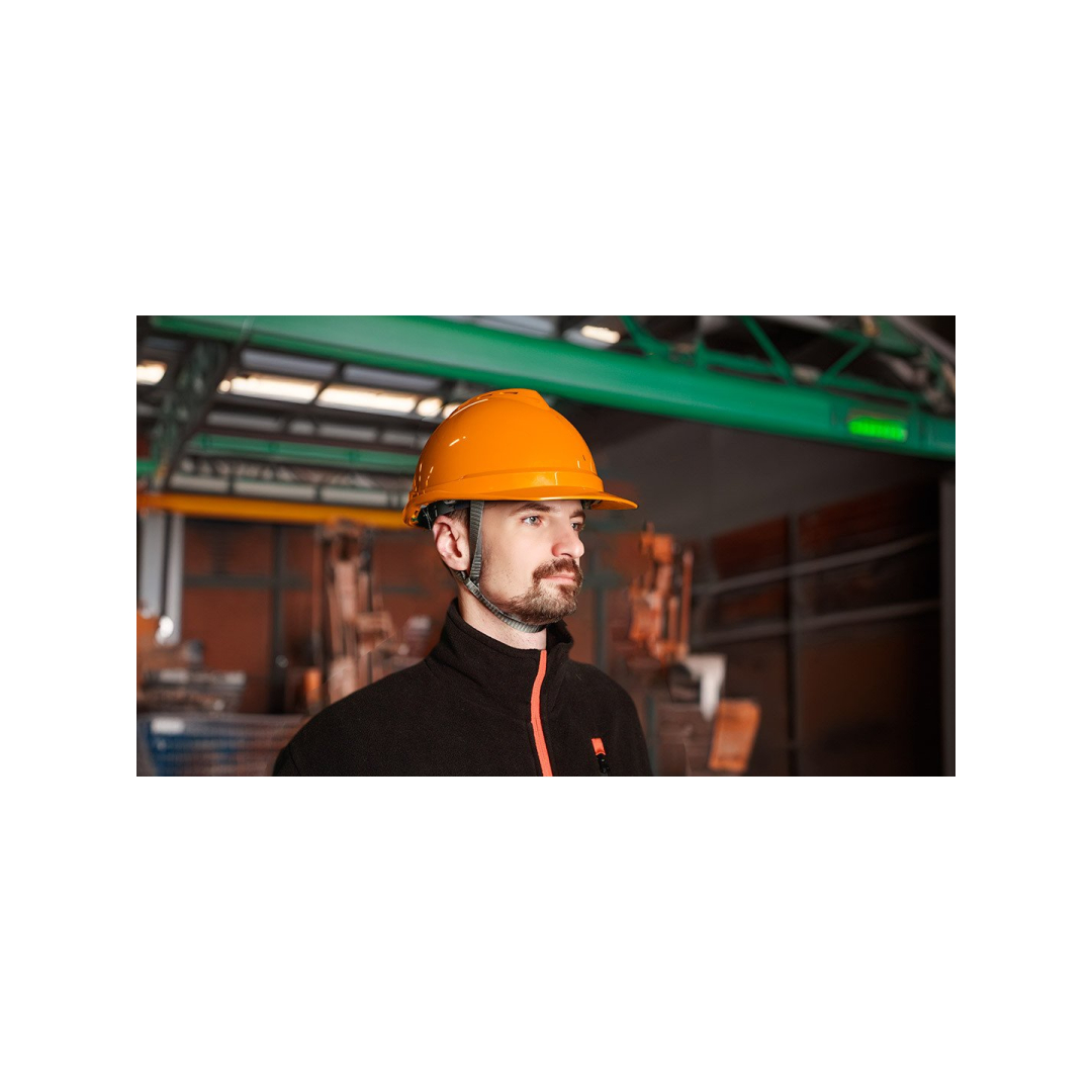 Oranžinis pramoninis šalmas su dirželiu ant smakro 1