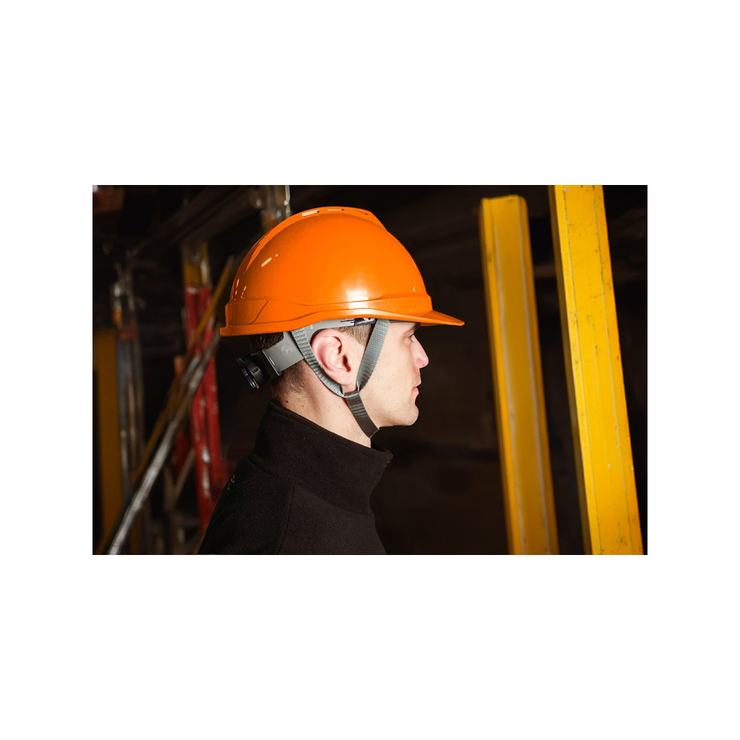 Oranžinis pramoninis šalmas su dirželiu ant smakro 2 Oranžinis pramoninis šalmas su dirželiu ant smakro 2