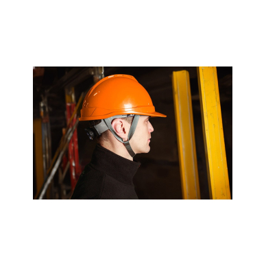 Oranžinis pramoninis šalmas su dirželiu ant smakro 2 Oranžinis pramoninis šalmas su dirželiu ant smakro 2