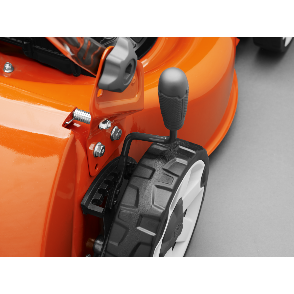 Savaeigė akumuliatorinė vejapjovė Husqvarna LC 142iS, 42cm, 36V (1x akum. + krov.) 3