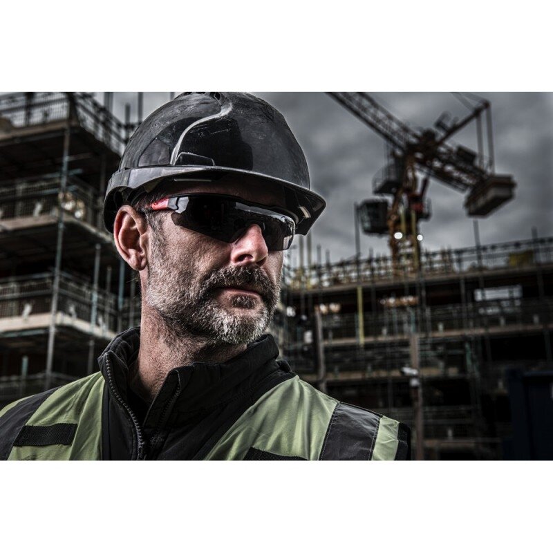 Tamsinti apsauginiai akiniai MILWAUKEE Enhanced 5 Tamsinti apsauginiai akiniai MILWAUKEE Enhanced 5