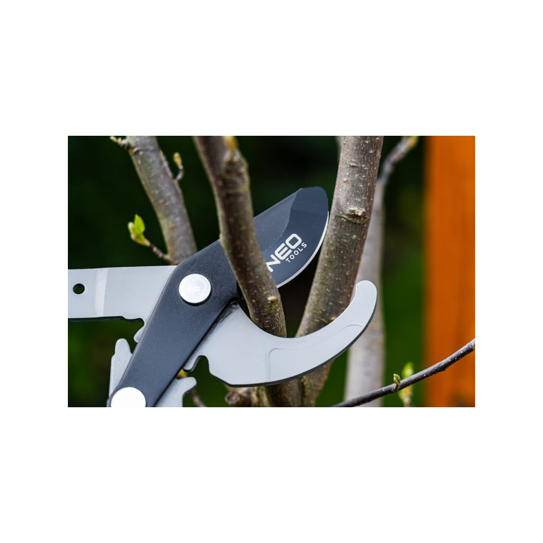 Teleskopinės apeinamųjų šakų genėjimo žirklės 665 mm, diapazonas iki 42 mm, pavara, didinanti spaudimo jėgą 40 %. 2 Teleskopinės apeinamųjų šakų genėjimo žirklės 665 mm, diapazonas iki 42 mm, pavara, didinanti spaudimo jėgą 40 %. 2