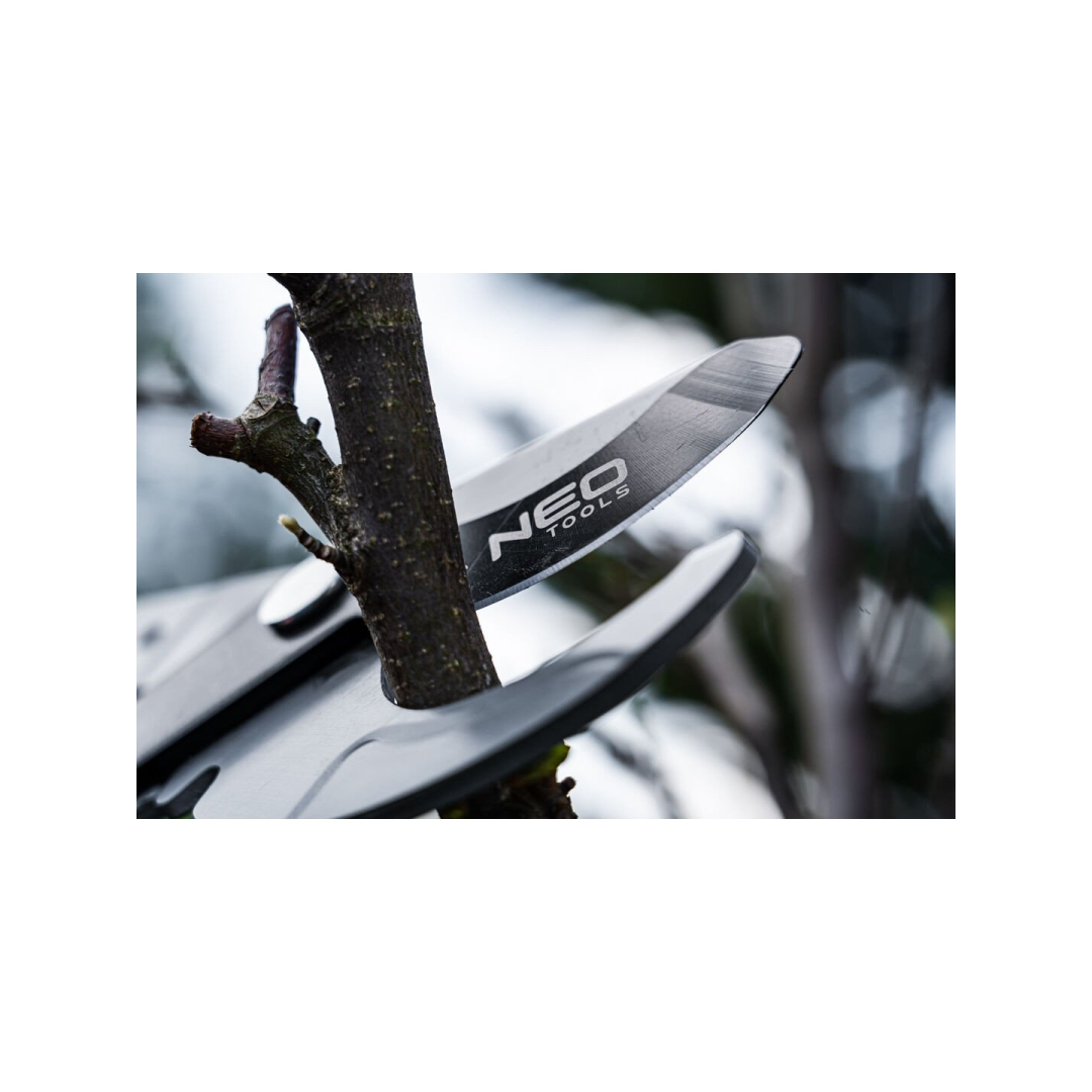 Teleskopinės apeinamųjų šakų genėjimo žirklės 665 mm, diapazonas iki 42 mm, pavara, didinanti spaudimo jėgą 40 %. 5 Teleskopinės apeinamųjų šakų genėjimo žirklės 665 mm, diapazonas iki 42 mm, pavara, didinanti spaudimo jėgą 40 %. 5