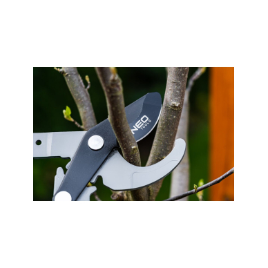 Teleskopinės apeinamųjų šakų genėjimo žirklės 665 mm, diapazonas iki 42 mm, pavara, didinanti spaudimo jėgą 40 %. 2 Teleskopinės apeinamųjų šakų genėjimo žirklės 665 mm, diapazonas iki 42 mm, pavara, didinanti spaudimo jėgą 40 %. 2