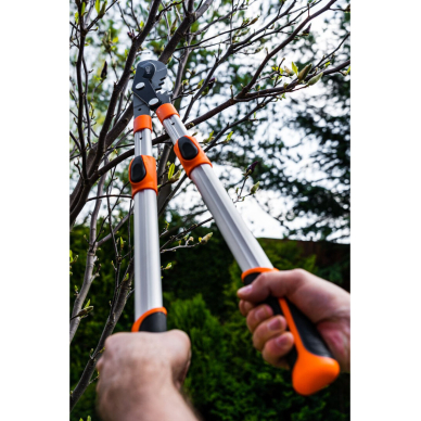 Teleskopinės apeinamųjų šakų genėjimo žirklės 665 mm, diapazonas iki 42 mm, pavara, didinanti spaudimo jėgą 40 %. 6 Teleskopinės apeinamųjų šakų genėjimo žirklės 665 mm, diapazonas iki 42 mm, pavara, didinanti spaudimo jėgą 40 %. 6