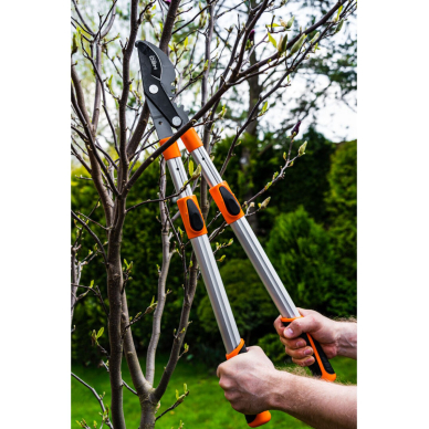 Teleskopinės apeinamųjų šakų genėjimo žirklės 665 mm, diapazonas iki 42 mm, pavara, didinanti spaudimo jėgą 40 %. 7 Teleskopinės apeinamųjų šakų genėjimo žirklės 665 mm, diapazonas iki 42 mm, pavara, didinanti spaudimo jėgą 40 %. 7