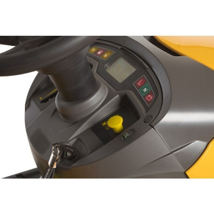 Traktoriukas su šoniniu metimu - Stiga Tornado 7108 W 7