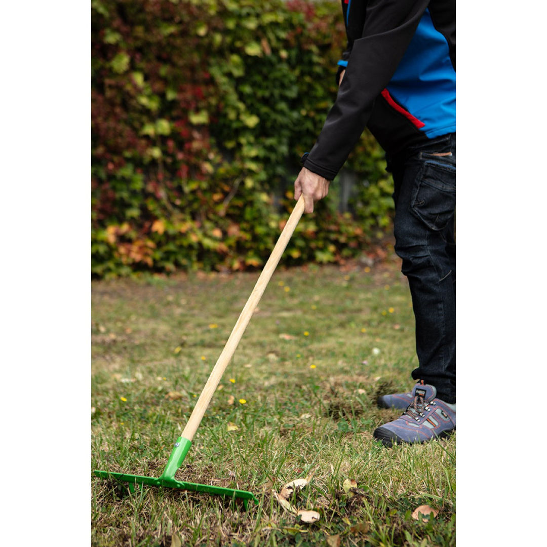 Universalus grėblys, 16 dantų. Su kniedyta galvute, medine rankena. 1