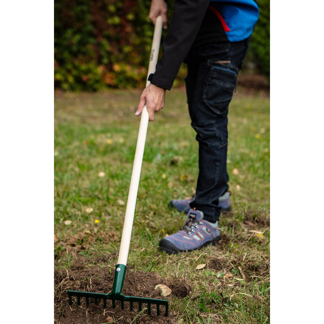 Universalus tiesus grėblys, 12 dantų, kniedėmis prikimšta galvutė, medinė rankena 1 Universalus tiesus grėblys, 12 dantų, kniedėmis prikimšta galvutė, medinė rankena 1