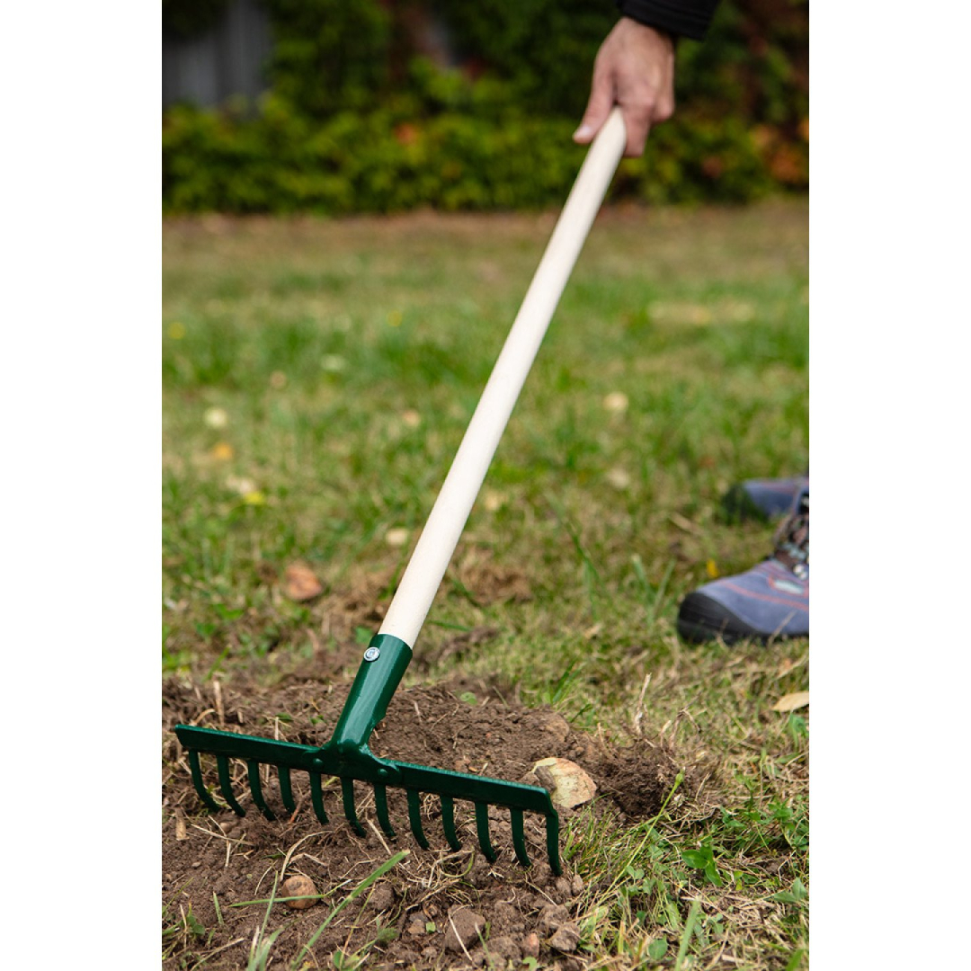 Universalus tiesus grėblys, 12 dantų, kniedėmis prikimšta galvutė, medinė rankena 2 Universalus tiesus grėblys, 12 dantų, kniedėmis prikimšta galvutė, medinė rankena 2