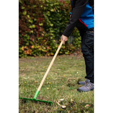 Universalus grėblys, 16 dantų. Su kniedyta galvute, medine rankena. 1 Universalus grėblys, 16 dantų. Su kniedyta galvute, medine rankena. 1