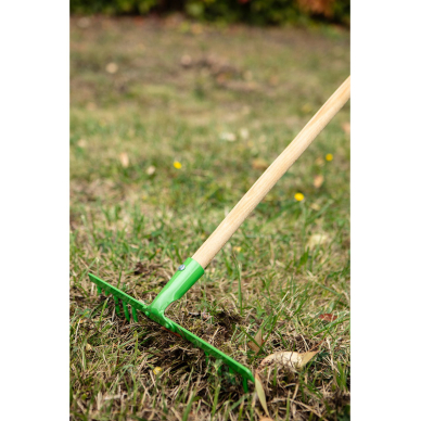 Universalus grėblys, 16 dantų. Su kniedyta galvute, medine rankena. 2