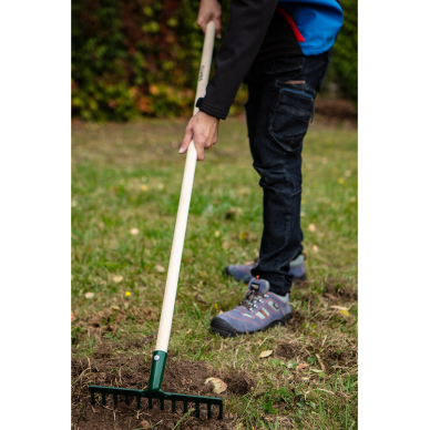 Universalus tiesus grėblys, 12 dantų, kniedėmis prikimšta galvutė, medinė rankena 1 Universalus tiesus grėblys, 12 dantų, kniedėmis prikimšta galvutė, medinė rankena 1