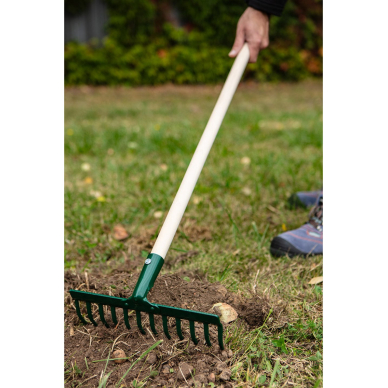 Universalus tiesus grėblys, 12 dantų, kniedėmis prikimšta galvutė, medinė rankena 2