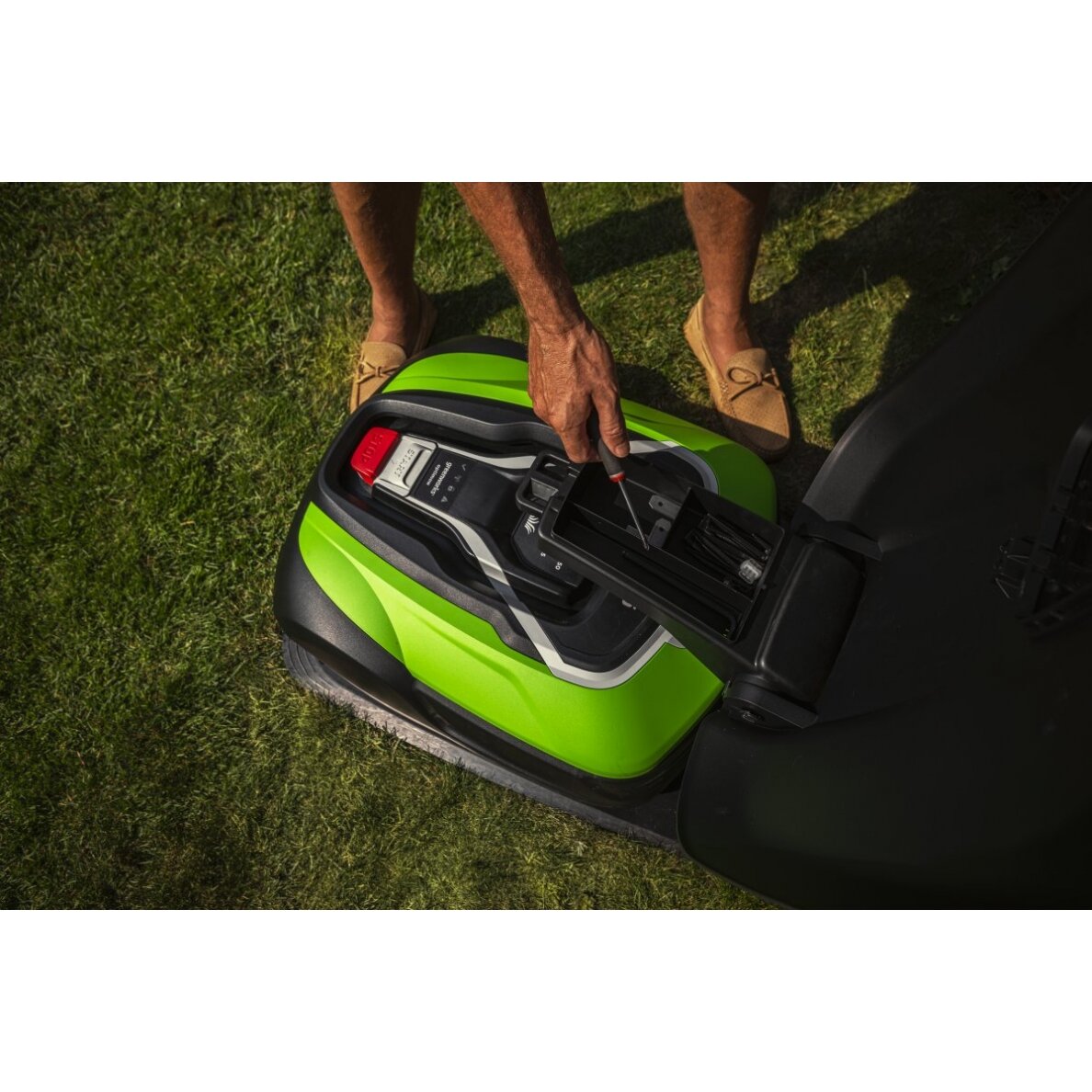 Vejos roboto stotelės stogelis Greenworks OPTIMOW10/15 2